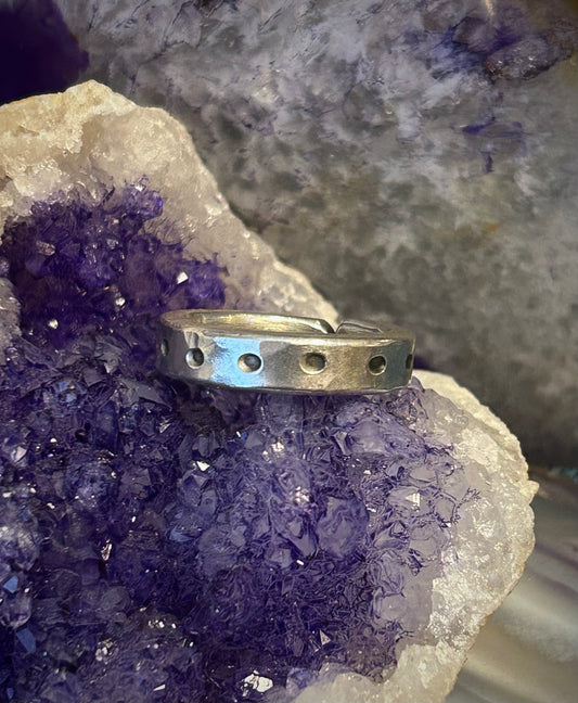 GUZ LOVE Dotted Band Ring • Size 7-8